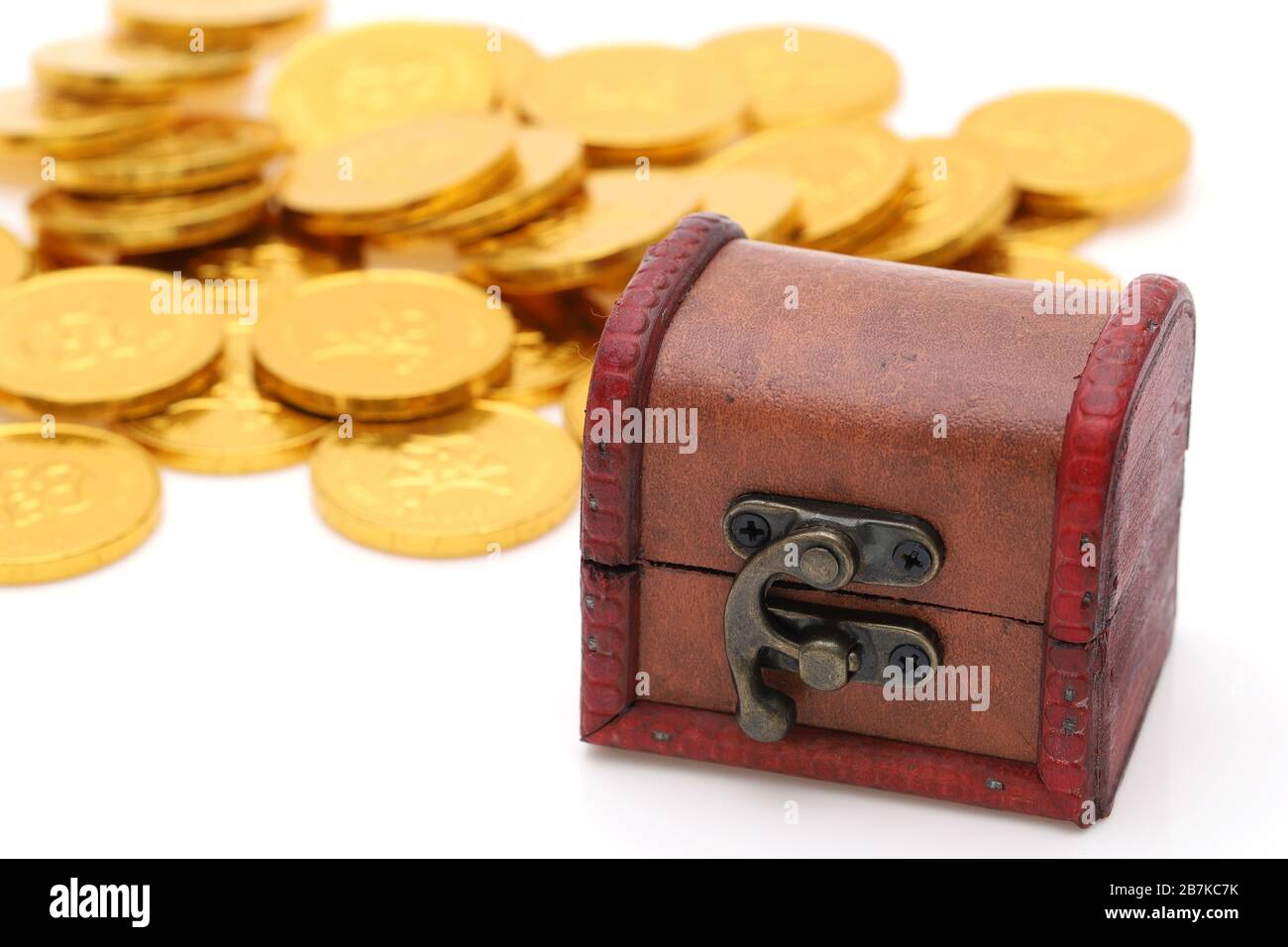 Treasure chest gold coins hi-res stock photography and images - Alamy