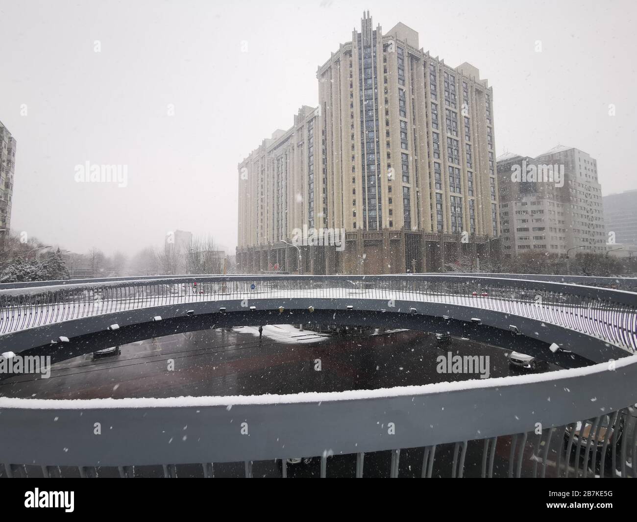 The view of the very first snow of year of rat covering the city, Beijing, China, 2 February 2020. *** Local Caption *** fachaoshi Stock Photo