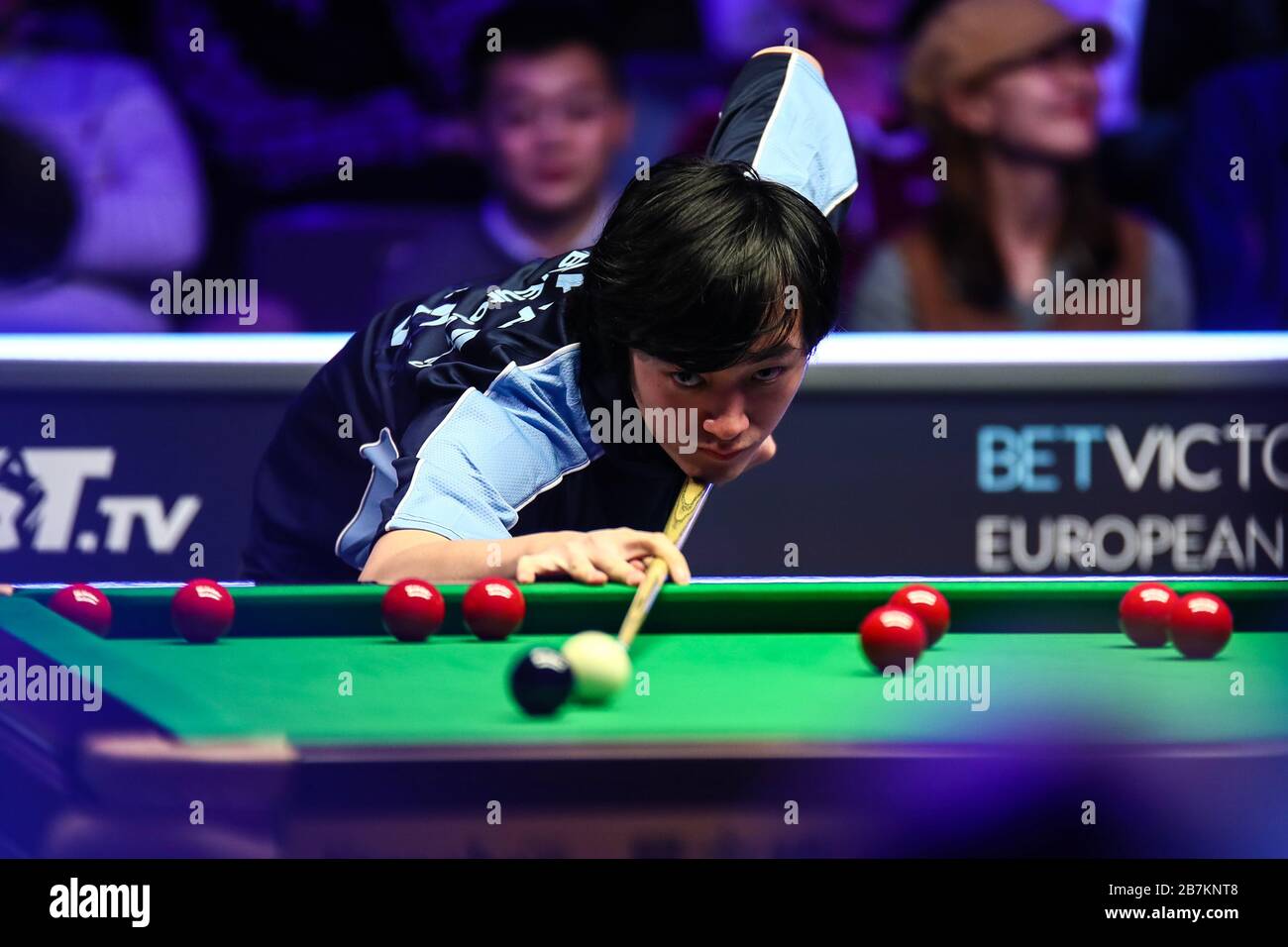 Sunny Akani of Thailand plays a shot to Mark Selby of England at the first round of 2020 Snooker Shoot Out in Watford, the United Kingdom, 20 February Stock Photo
