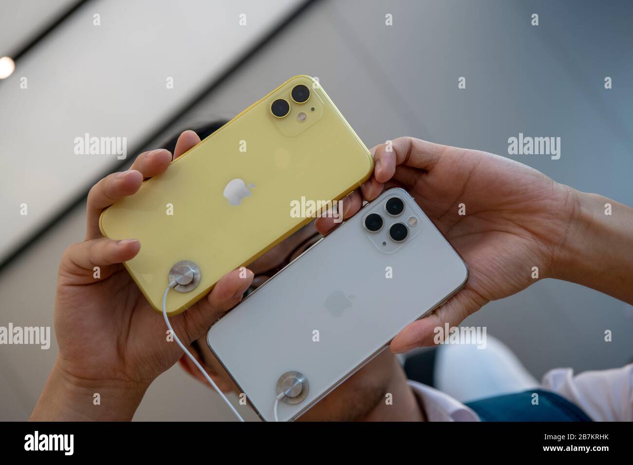 Orlando, FL/USA-12/6/19: An Apple store display of AirPods and Beats  wireless headphones Stock Photo - Alamy