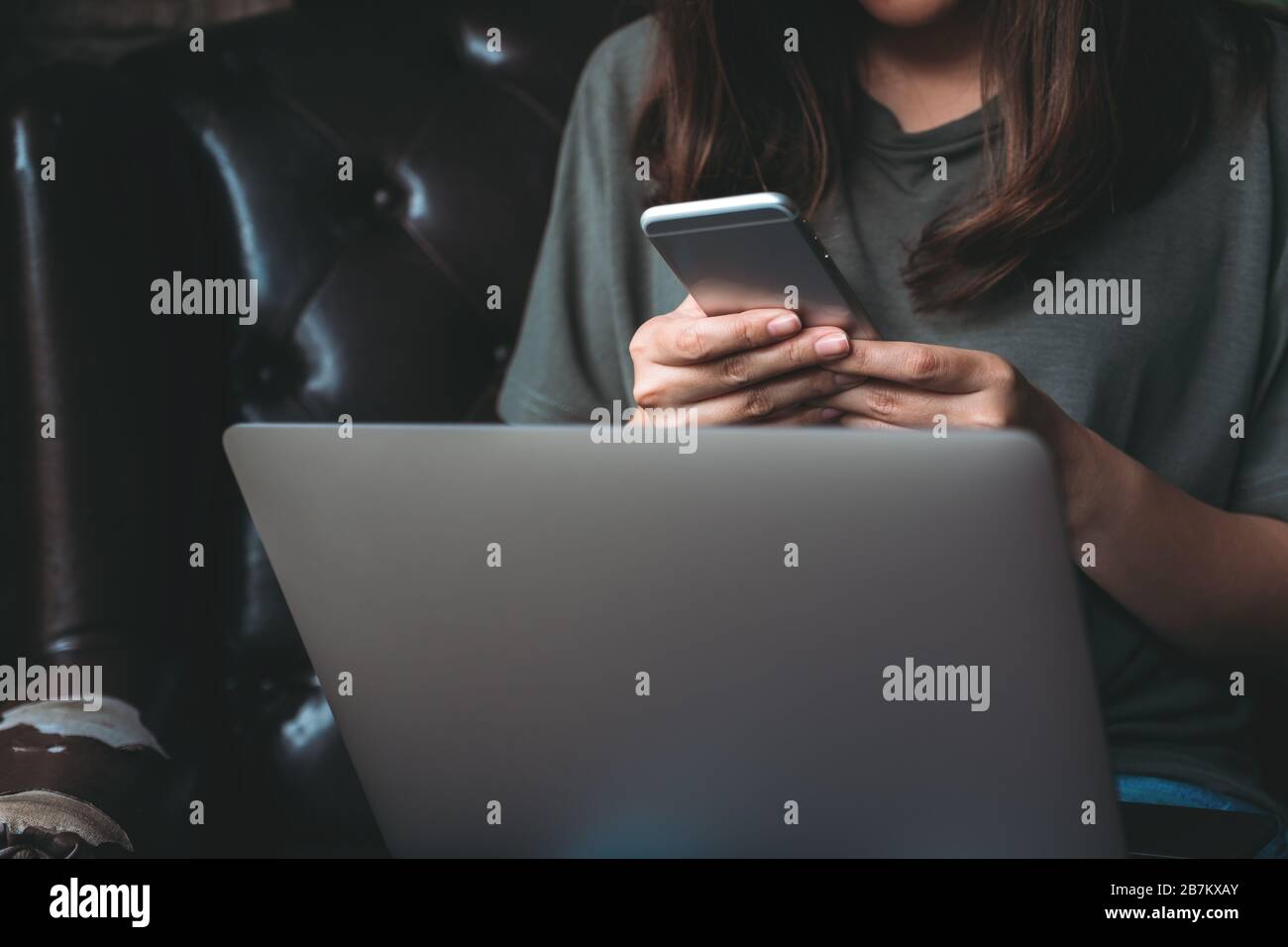 Women using mobile smartphone hi-res stock photography and images - Alamy