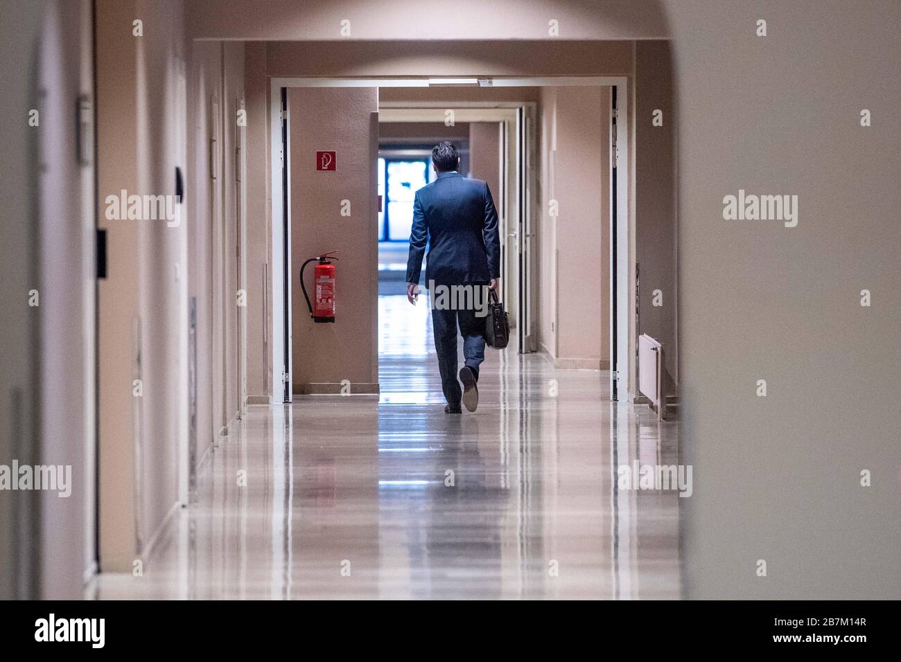 Christian SEIFERT (DFL Managing Director, DFB Vice President) leaves the Congress Hall, end, walks, whole figure, football, general meeting of the DFL eV, on March 16, 2020 in Frankfurt/Germany. | usage worldwide Stock Photo