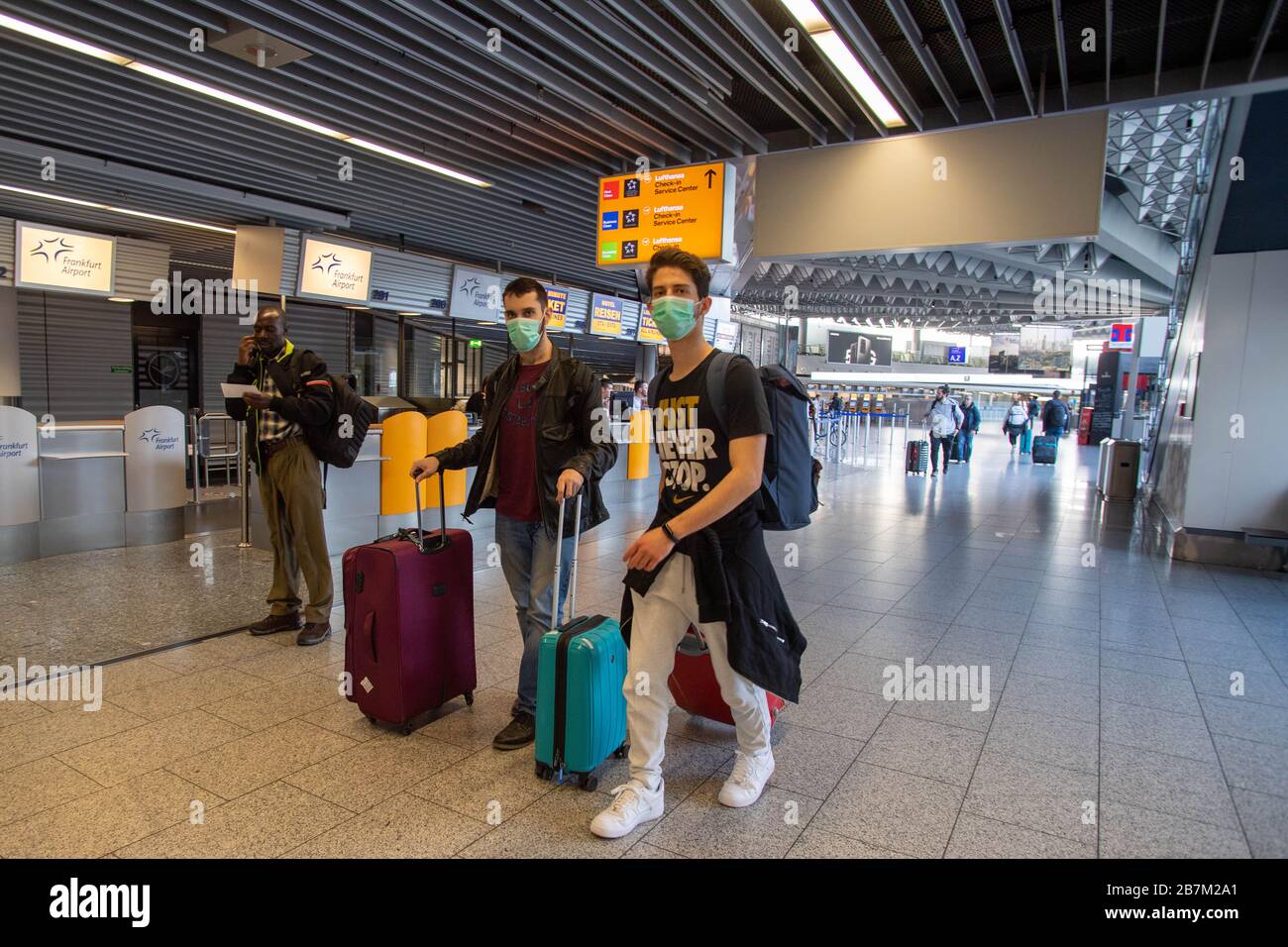 Passengers with face mask, feature, general, border motif, Frankfurt Airport, ticket halls, on