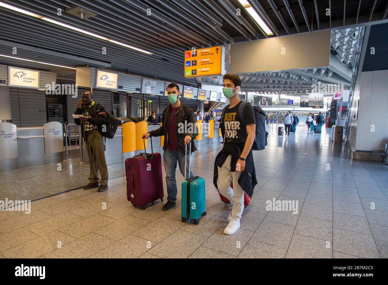 Passengers with face mask, feature, general, border motif, Frankfurt Airport, ticket halls, on