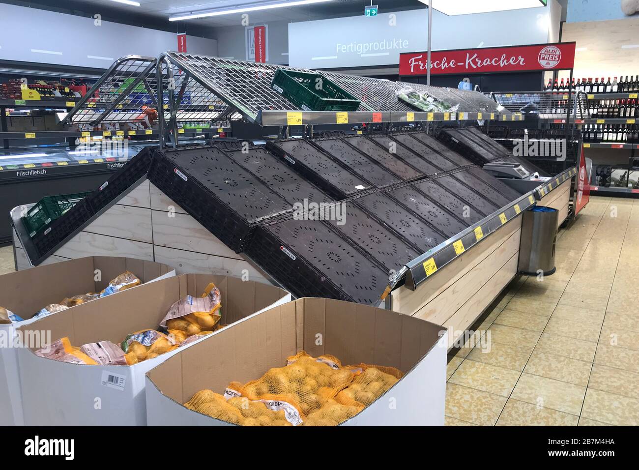Short sales in supermarkets and discounters are becoming more and more  extreme! Panic among consumers is increasing, no fresh fruit and no fresh  fruit and vegetable counter, empty shelves at discounters, like