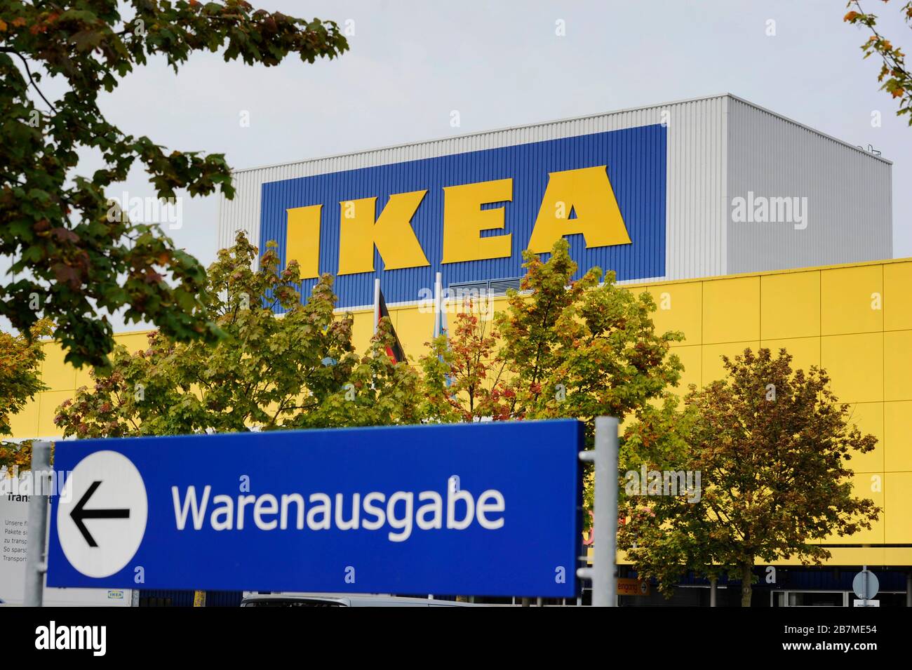 IKEA closes German markets. Consequences of the corona crisis. Archive  photo: IKEA furniture house in Eching near Muenchen, exterior view, Swedish  furniture manufacturer, furniture house, branch, building. ? Sven Simon  Fotoagentur GmbH