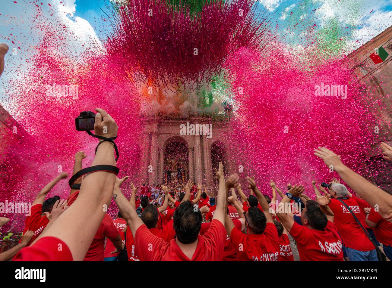 il momento culminante dell'uscita nel mese di giugno di san paolo dalla chiesa di palazzolo acreide - siracusa - sicilia Stock Photo