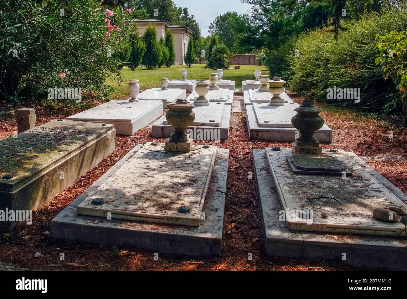Ferrara italy jewish cemetery hi-res stock photography and images - Alamy, image size:1300x956