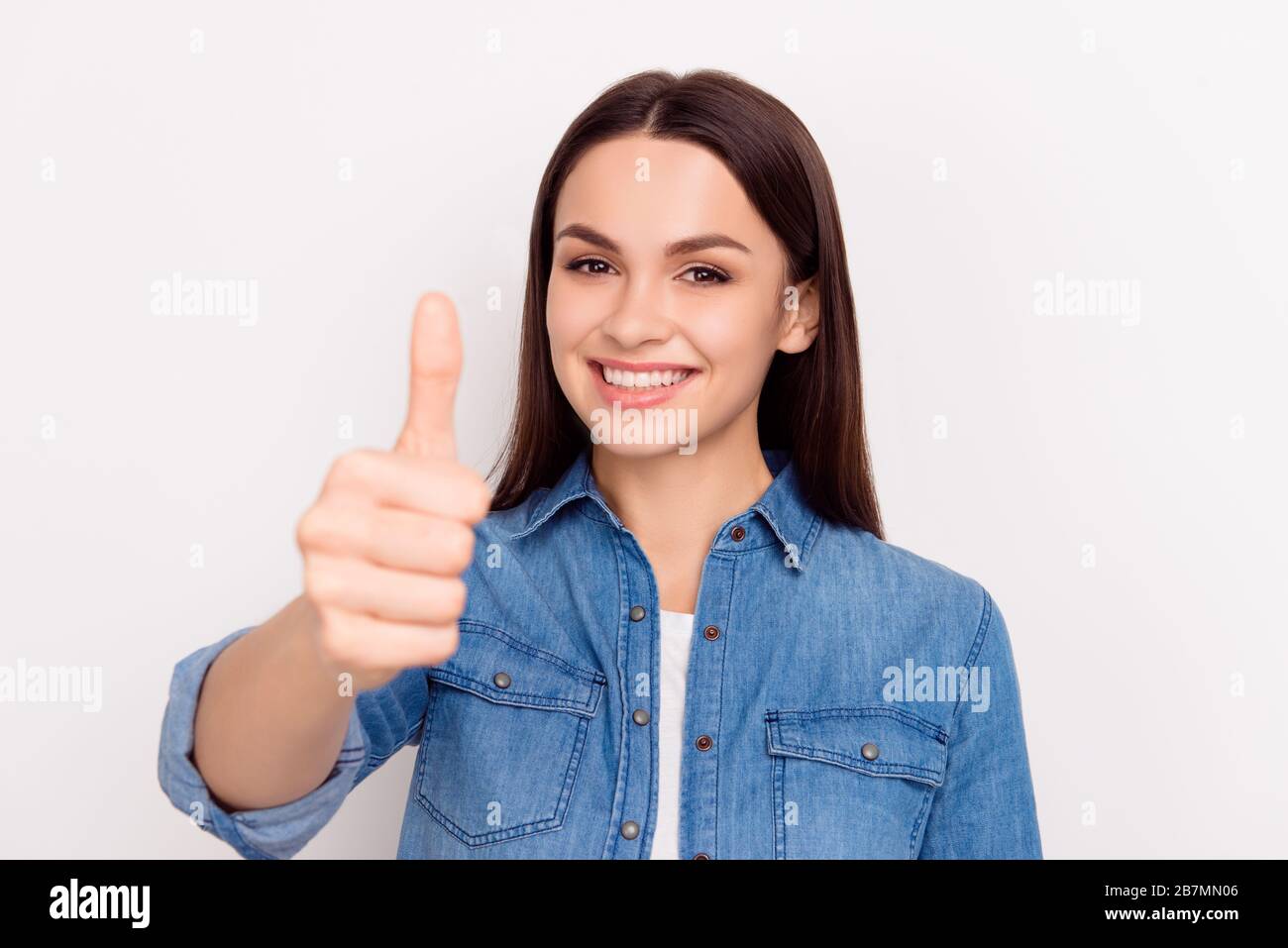 Моя девушка успешнее меня. Девушка показывает вверх. девушка показывает палец вниз. она показала.
