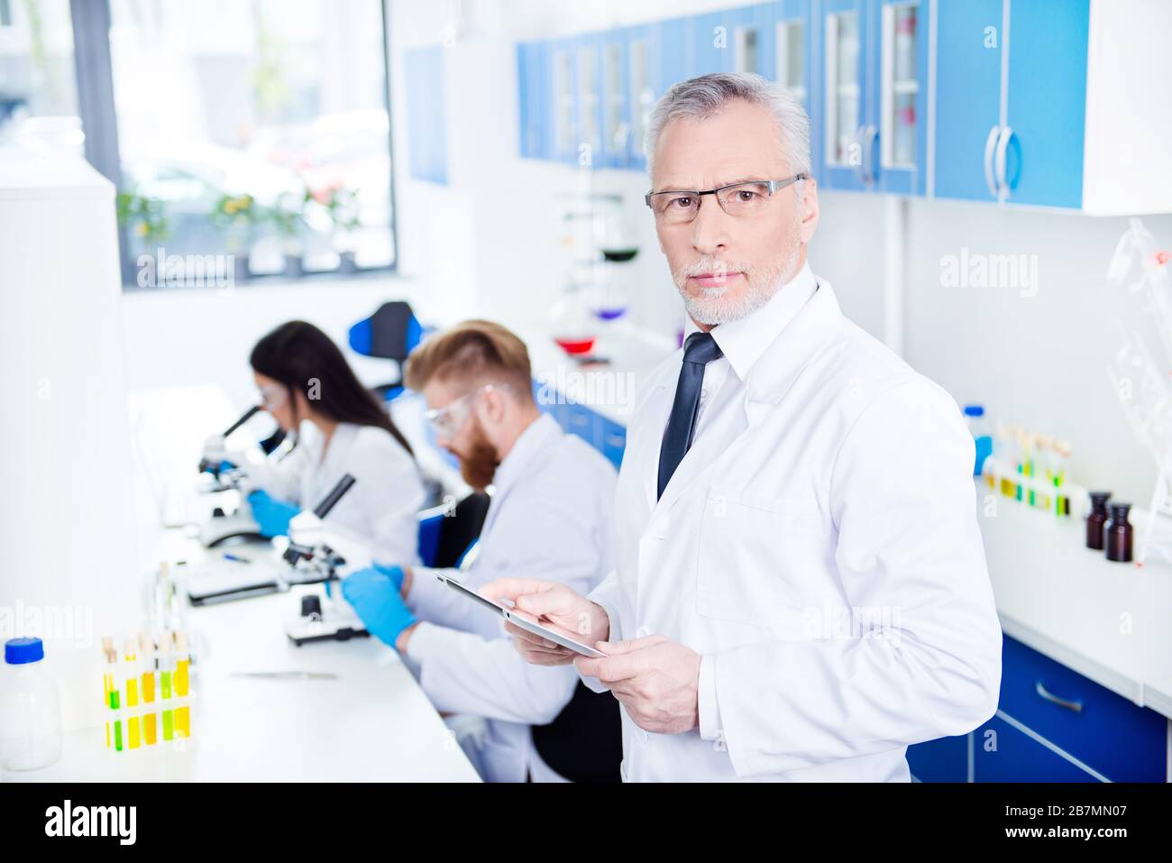 Профессор в лаборатории как выглядят. Профессор в лаборатории как выглядят. Исследовательская лаборатория. Лаборатория химическая научная. Институт химии твёрдого тела уро ран.