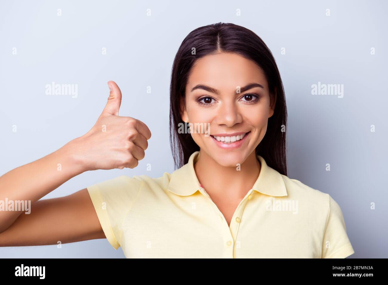 Showing something. Девушка с улыбкой лайк. Is showing. Продавец с планшетом. Is showing.