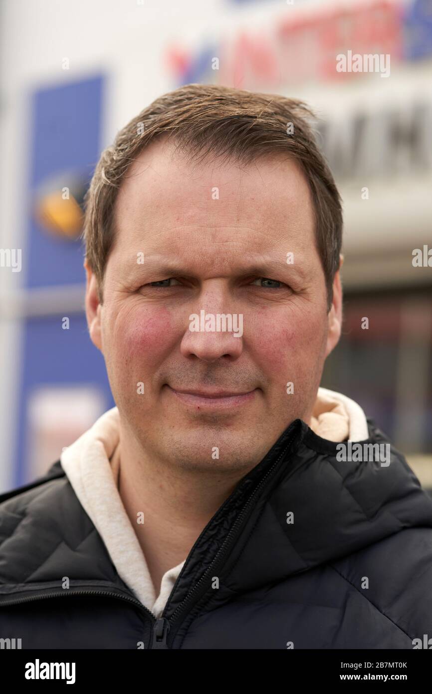 17 March 2020, Rhineland-Palatinate, Mülheim-Kärlich: Oliver Krumholz, managing director of the sports shop Intersport Krumholz, is standing in front of the entrance to his shop. Starting tomorrow, most of the shops that do not serve daily needs will be closed. Photo: Thomas Frey/dpa Stock Photo