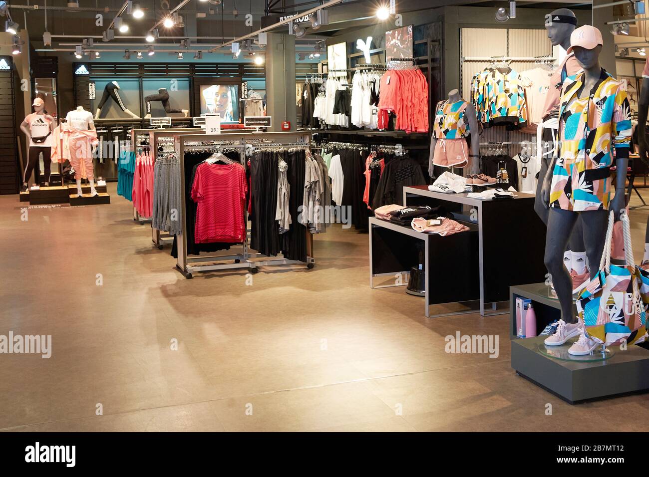 17 March 2020, Rhineland-Palatinate, Mülheim-Kärlich: There are no customers to be seen in the sports shop Intersport Krumholz. From tomorrow on, most of the shops that do not serve the daily needs will be closed. Photo: Thomas Frey/dpa Stock Photo