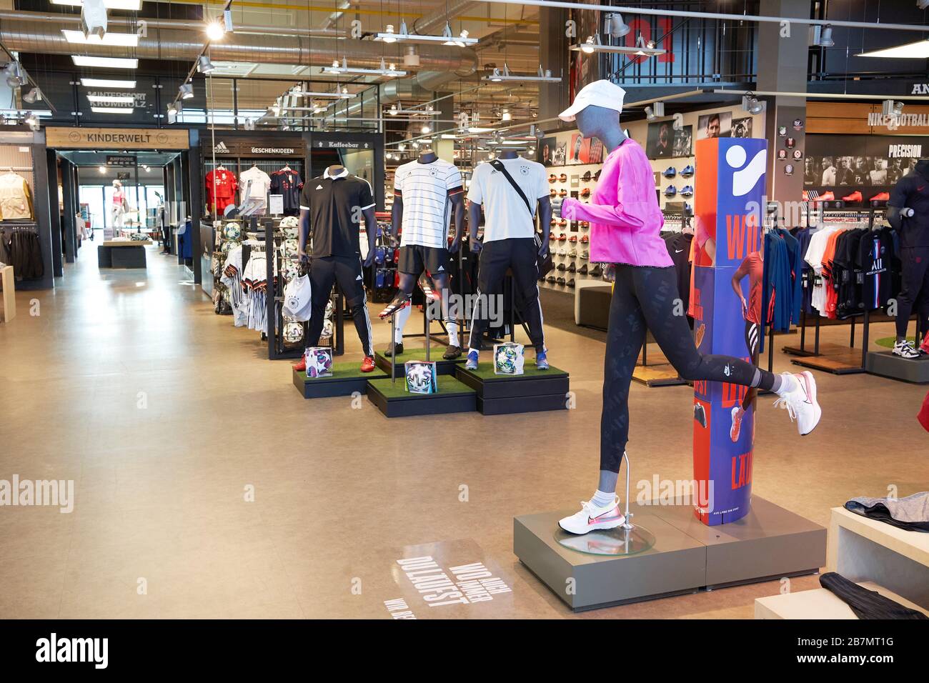 17 March 2020, Rhineland-Palatinate, Mülheim-Kärlich: There are no customers to be seen in the sports shop Intersport Krumholz. From tomorrow on, most of the shops that do not serve the daily needs will be closed. Photo: Thomas Frey/dpa Stock Photo