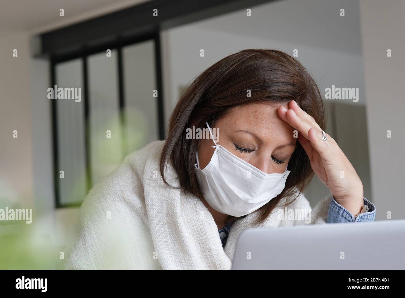 Женщины после коронавируса. Доктор плачет. Плачущий врач. Женщина грустная у врача фото. Viral Health crisis.
