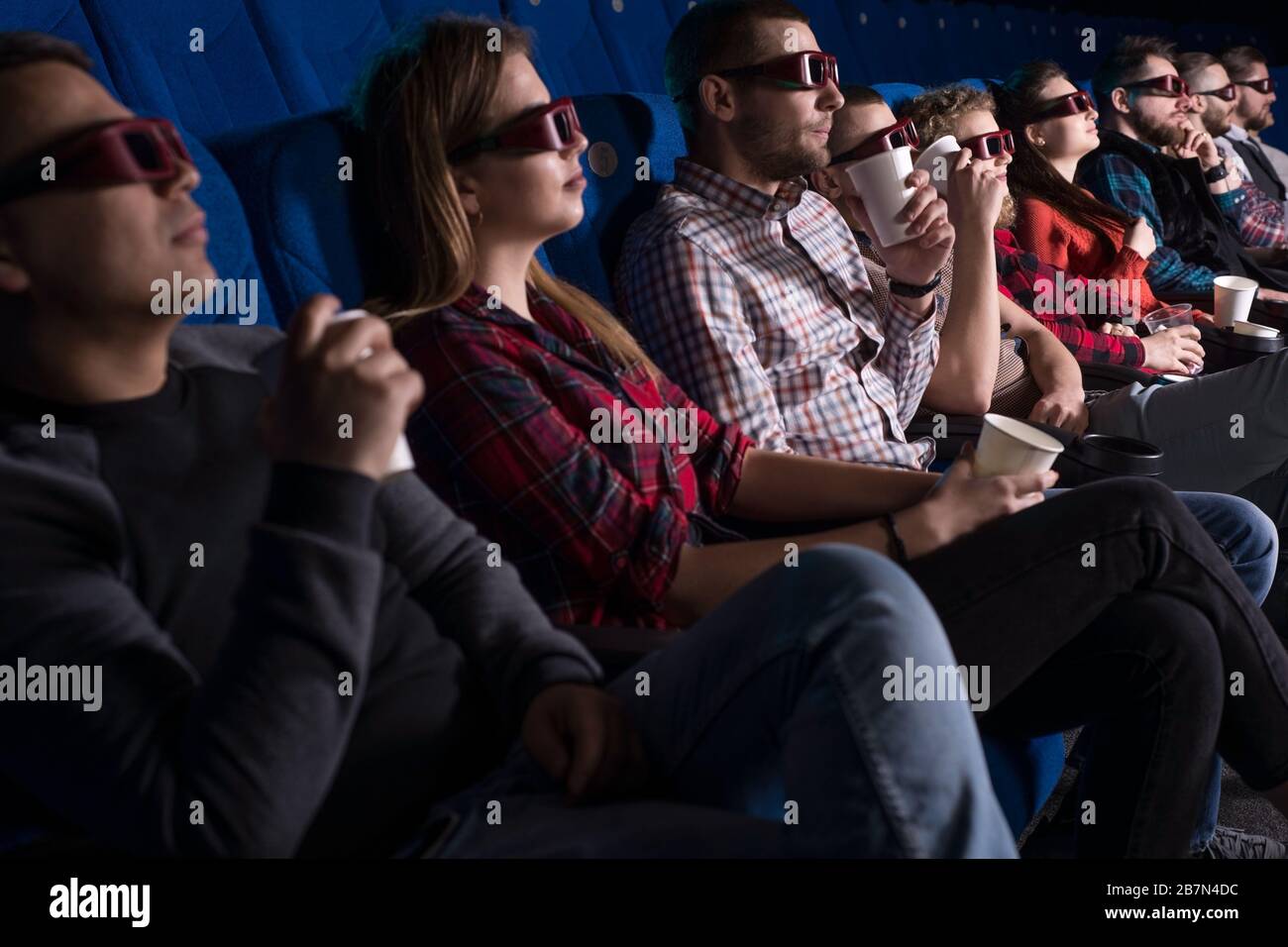 3д группа секс a group of young people of different sex, sitting in chairs in the cinema,  watching a movie, eating popcorn. In glasses for 3D. Private screening of t  Stock Photo - Alamy