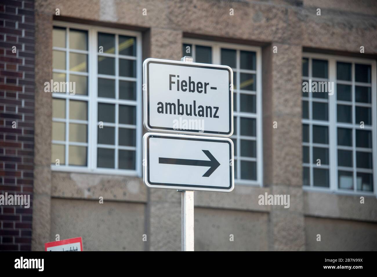 Magdeburg, Germany. 17th Mar 2020. Germany, Magdeburg: In the state capital of Magdeburg, the first fever outpatient clinic was established due to the corona pandemic. Signs show sick patients the way. Credit: Mattis Kaminer/Alamy Live News Credit: Mattis Kaminer/Alamy Live News Stock Photo