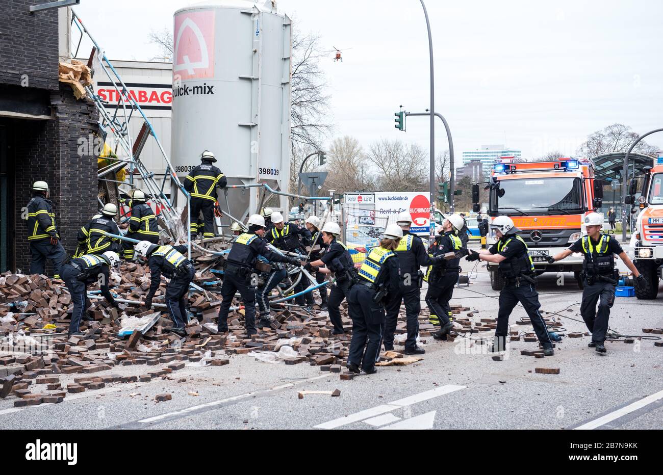 Hamburg Germany 17th Mar Emergency Services Of The Fire Brigade And Police Secure A Collapsed