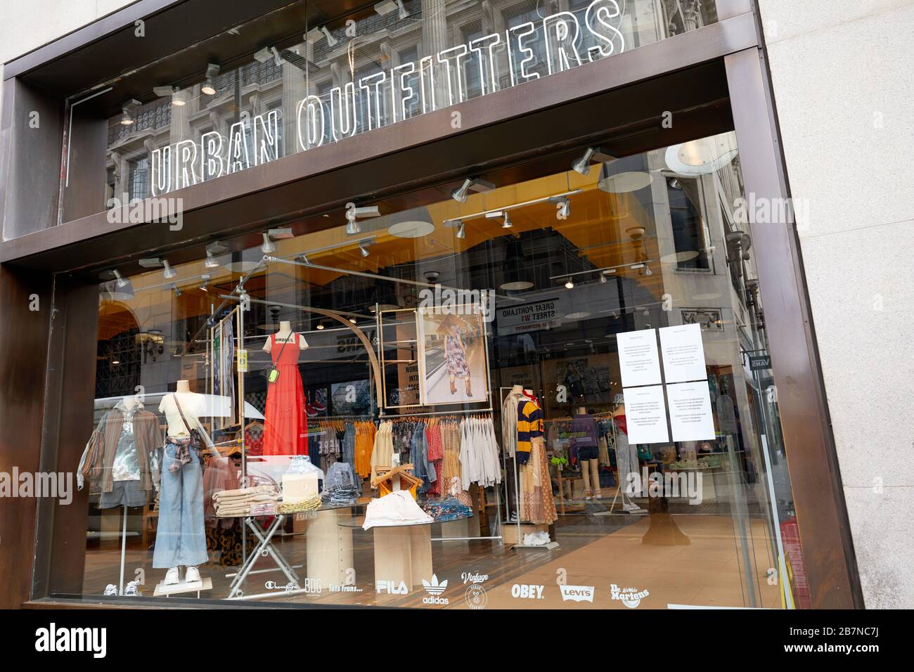 London, U.K. - 17 Mar 2020: Notices in four languages on the window  announce the closure of the Urban Outfitters store in Oxford Street, due to  the worldwide COVID-19 epidemic Stock Photo - Alamy