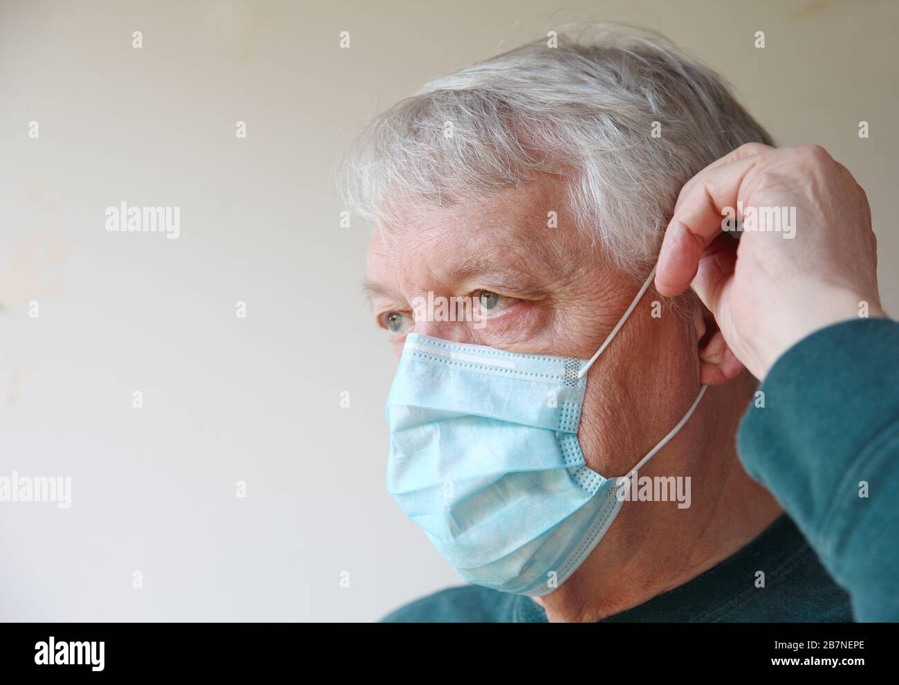 Man medical mask hi-res stock photography and images - Alamy