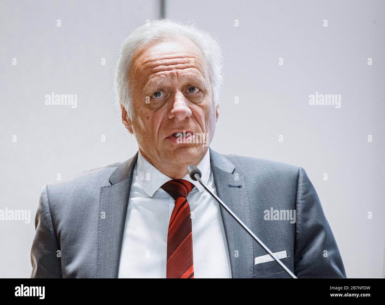 Hamburg, Germany. 17th Mar, 2020. Walter Plassmann, chairman of the board of the Kassenärztliche Vereinigung Hamburg (KVH), appeals at a press conference to citizens to use the doctor's call 116117 only in the case of a highly probable own coronavirus infection in order not to endanger the efficiency of this institution for general health care. Credit: Markus Scholz/dpa/Alamy Live News Stock Photo