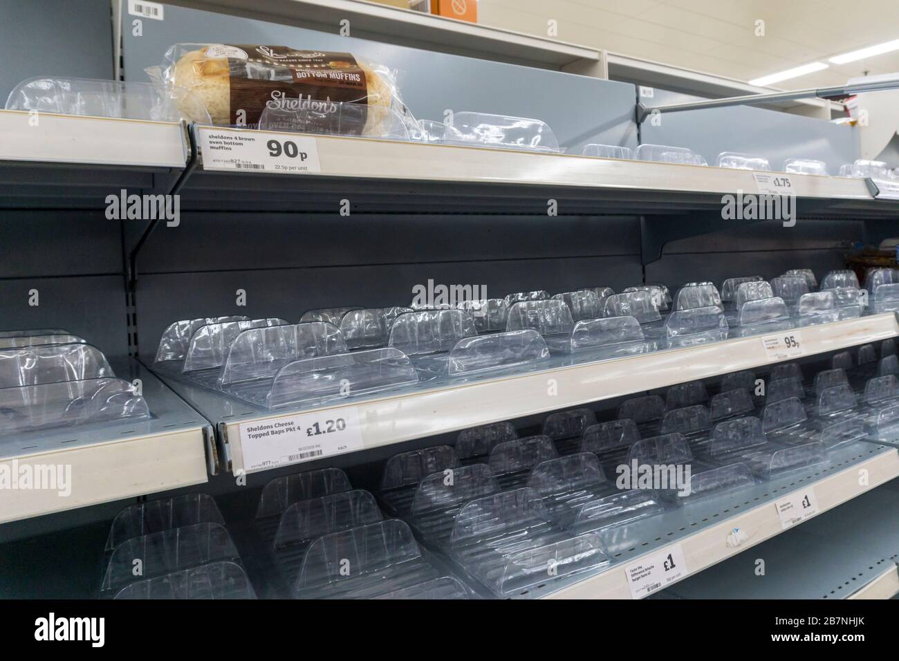 Supermarket shelves empty hires stock photography and images Alamy