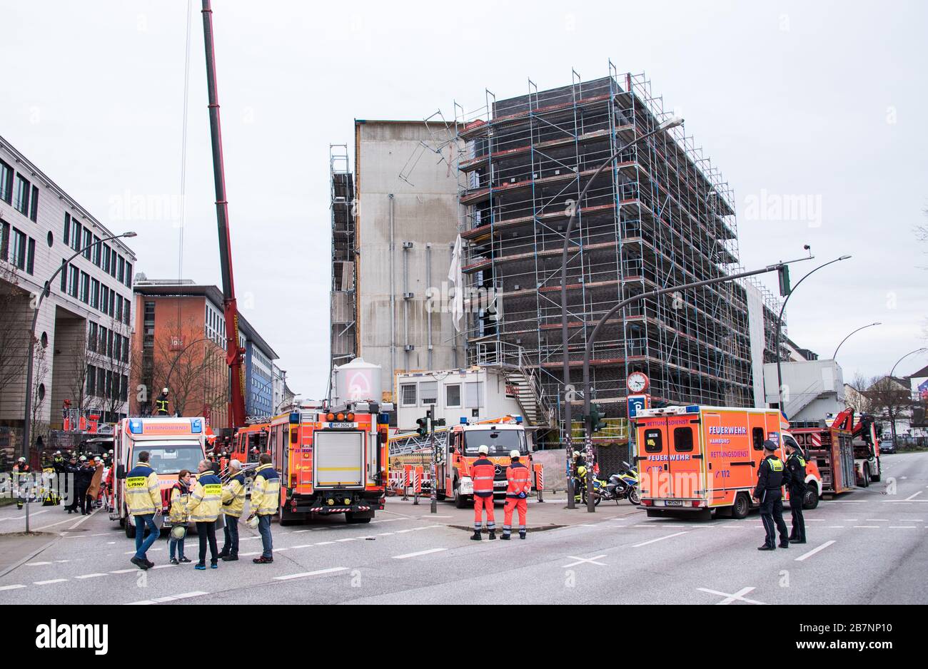 Hamburg, Germany. 17th Mar, 2020. Emergency services of the fire brigade and police secure a collapsed scaffold at a construction site. At Hamburg's Millerntorplatz on Tuesday afternoon, scaffolding toppled over and buried two people underneath. Credit: Daniel Bockwoldt/dpa/Alamy Live News Stock Photo