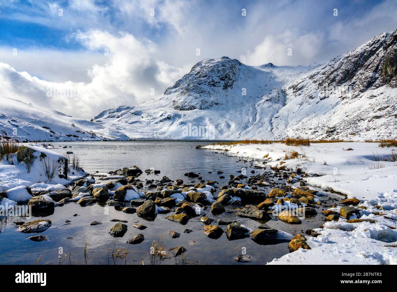 Snow on the Langdale Pikes and Stickle Tarn in the Lake District national park, Cumbria, UK Stock Photo