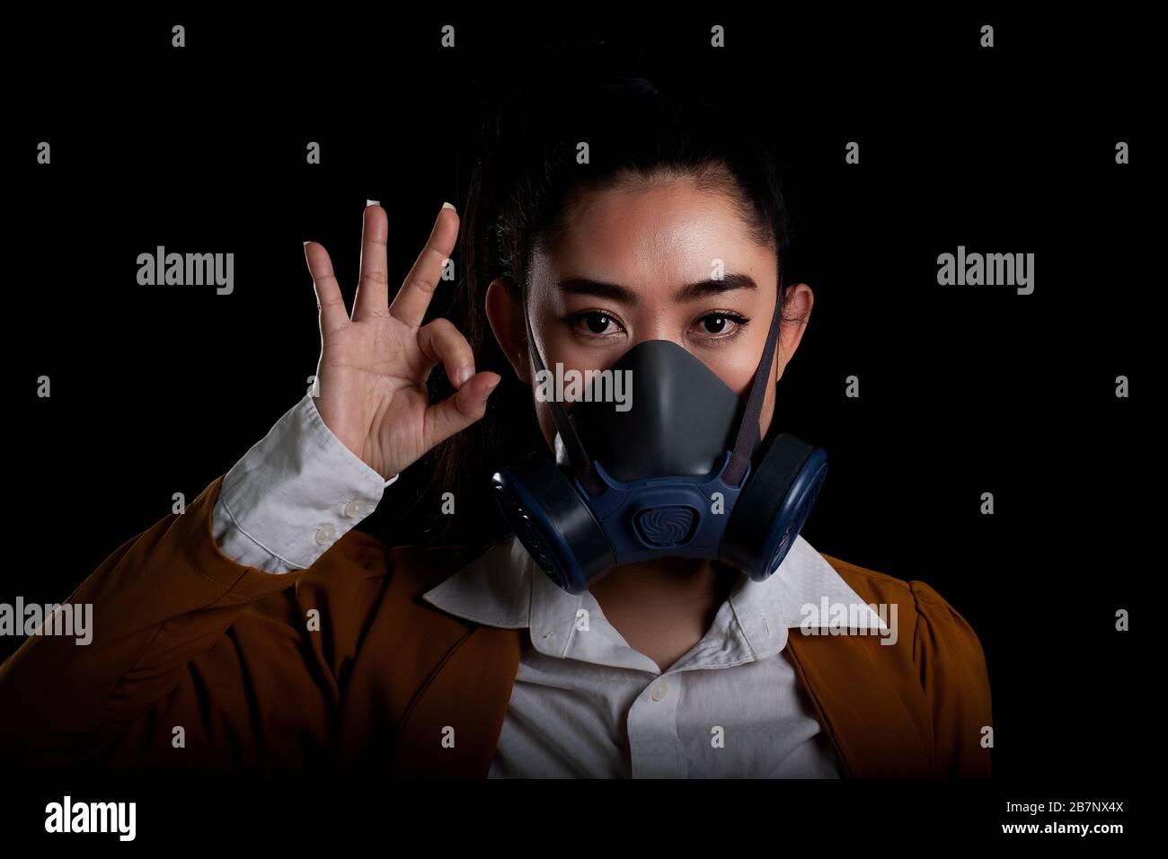 Businesswoman of young Asia woman putting on a respirator N95 mask to ...