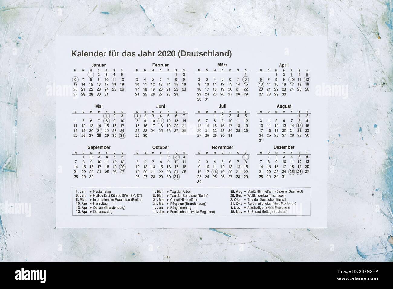 Kalender fur das Jahr 2020 Deutschland. Translation: 2020 year calendar  with national holidays of Germany. Yearly calendar in Dutch Stock Photo -  Alamy