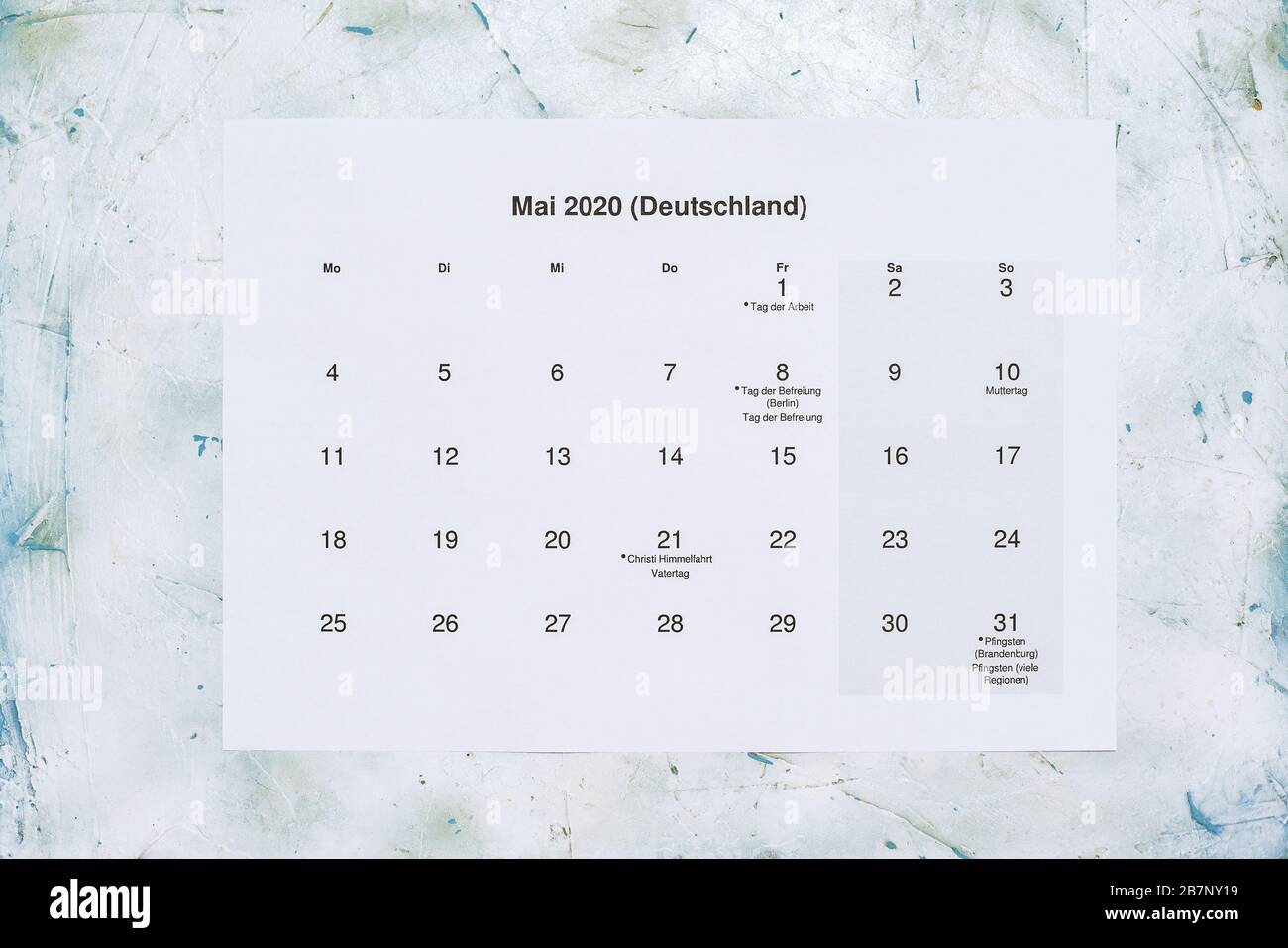 Monatskalender Mai 2020. Translation: Monthly May 2020 calendar. Paper May month calendar in Dutch. Top view Stock Photo