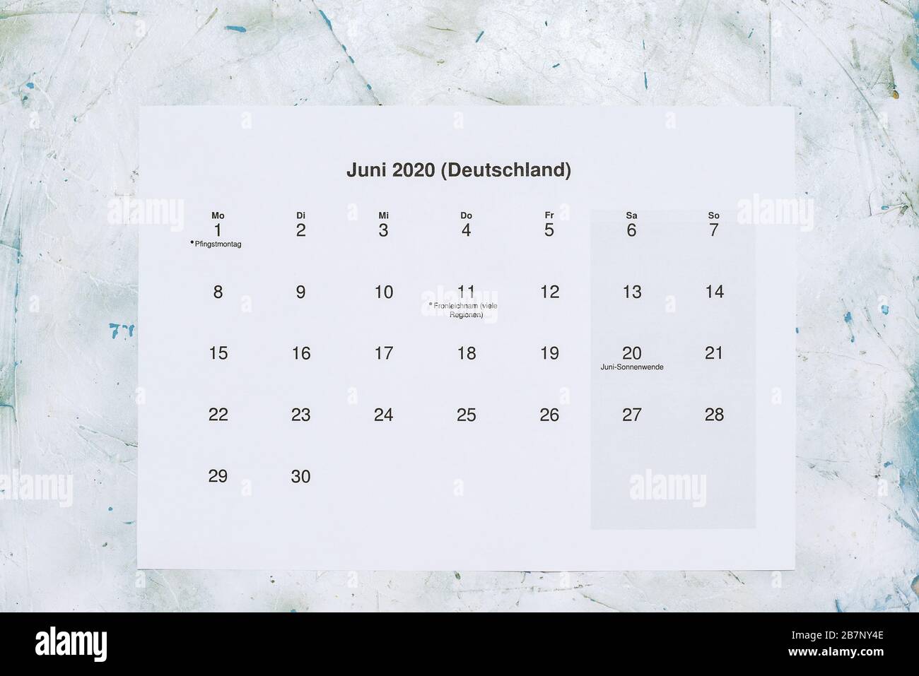 Monatskalender Juni 2020. Translation: Monthly June 2020 calendar. Paper June month calendar in Dutch. Top view Stock Photo