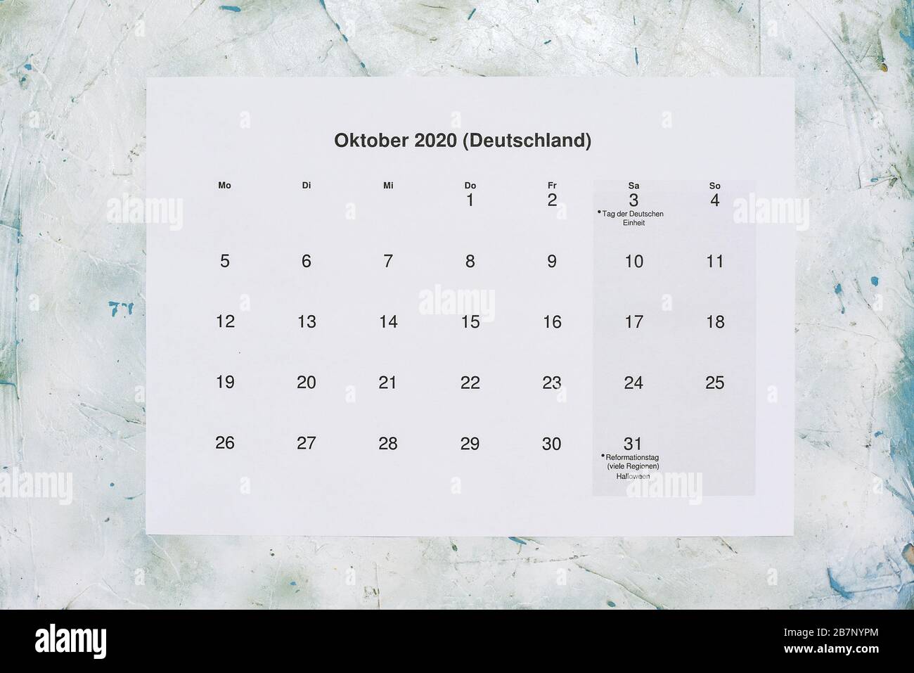 Monatskalender Oktober 2020. Translation: Monthly October 2020 calendar. Paper October month calendar in Dutch. Top view Stock Photo