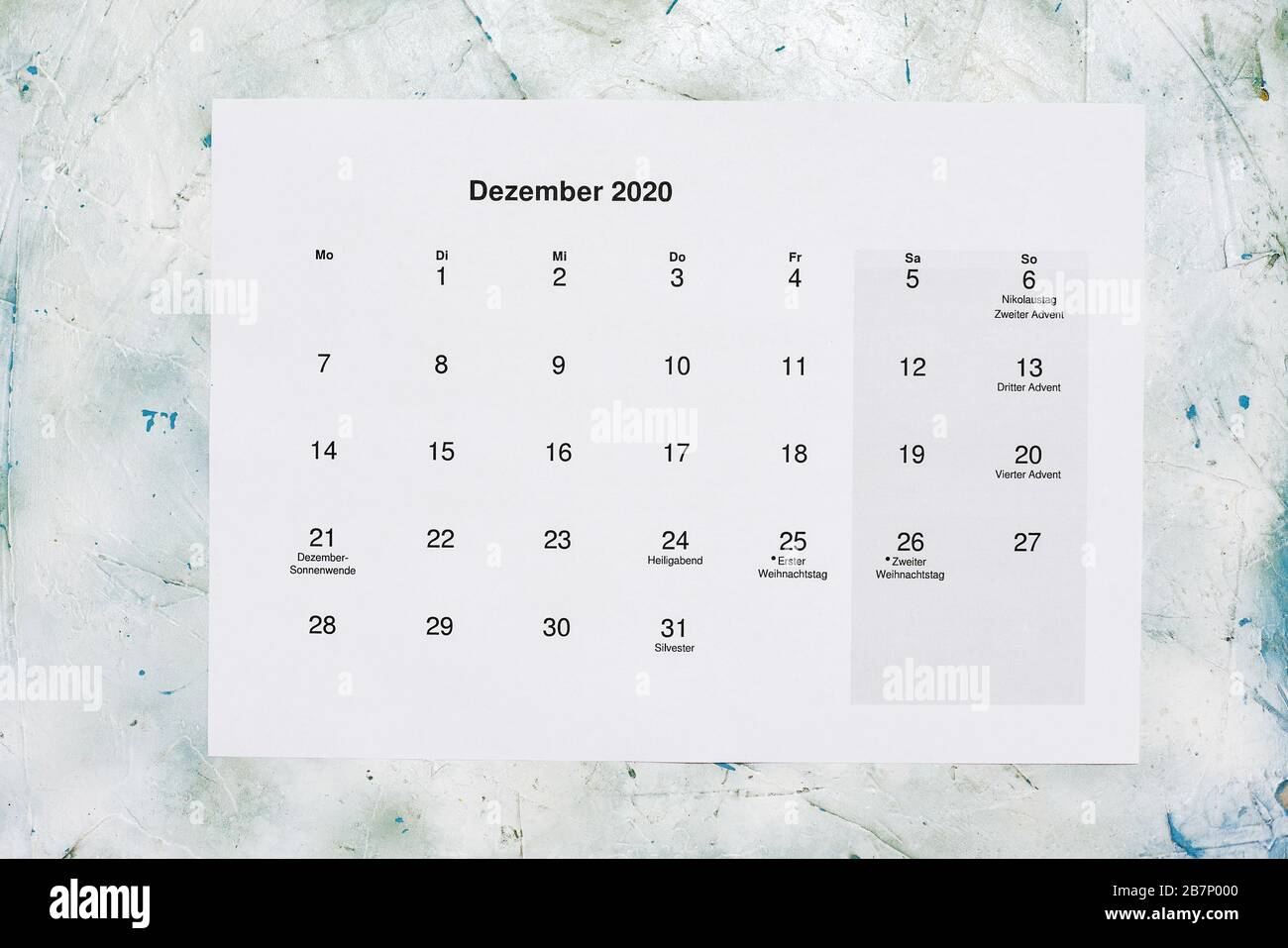 Monatskalender Dezember 2020. Translation: Monthly December 2020 calendar. Paper December month calendar in Dutch. Top view Stock Photo