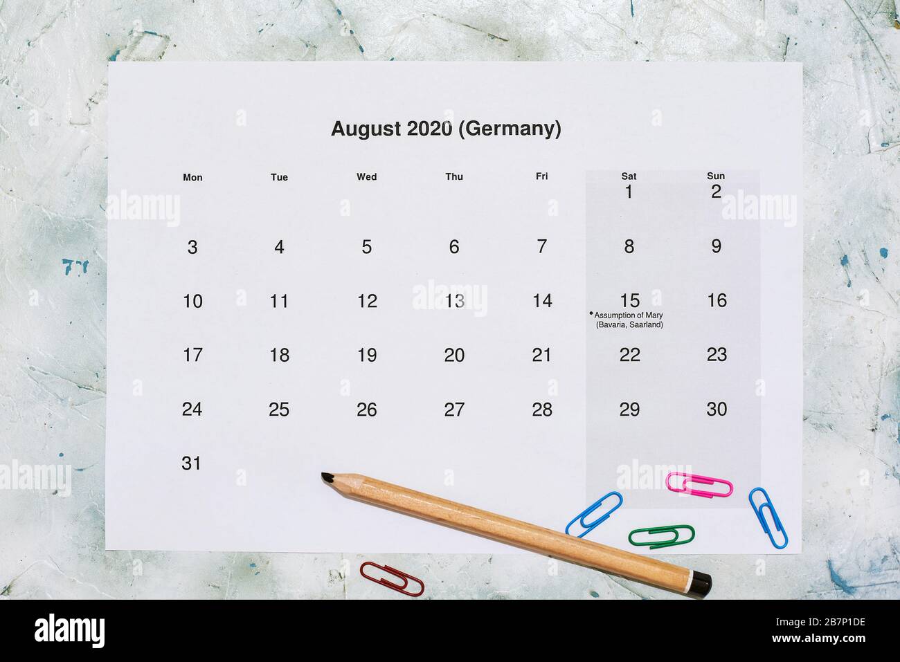 Monatskalender August 2020. Translation: Monthly August 2020 calendar. Paper August month calendar in Dutch. Top view Stock Photo