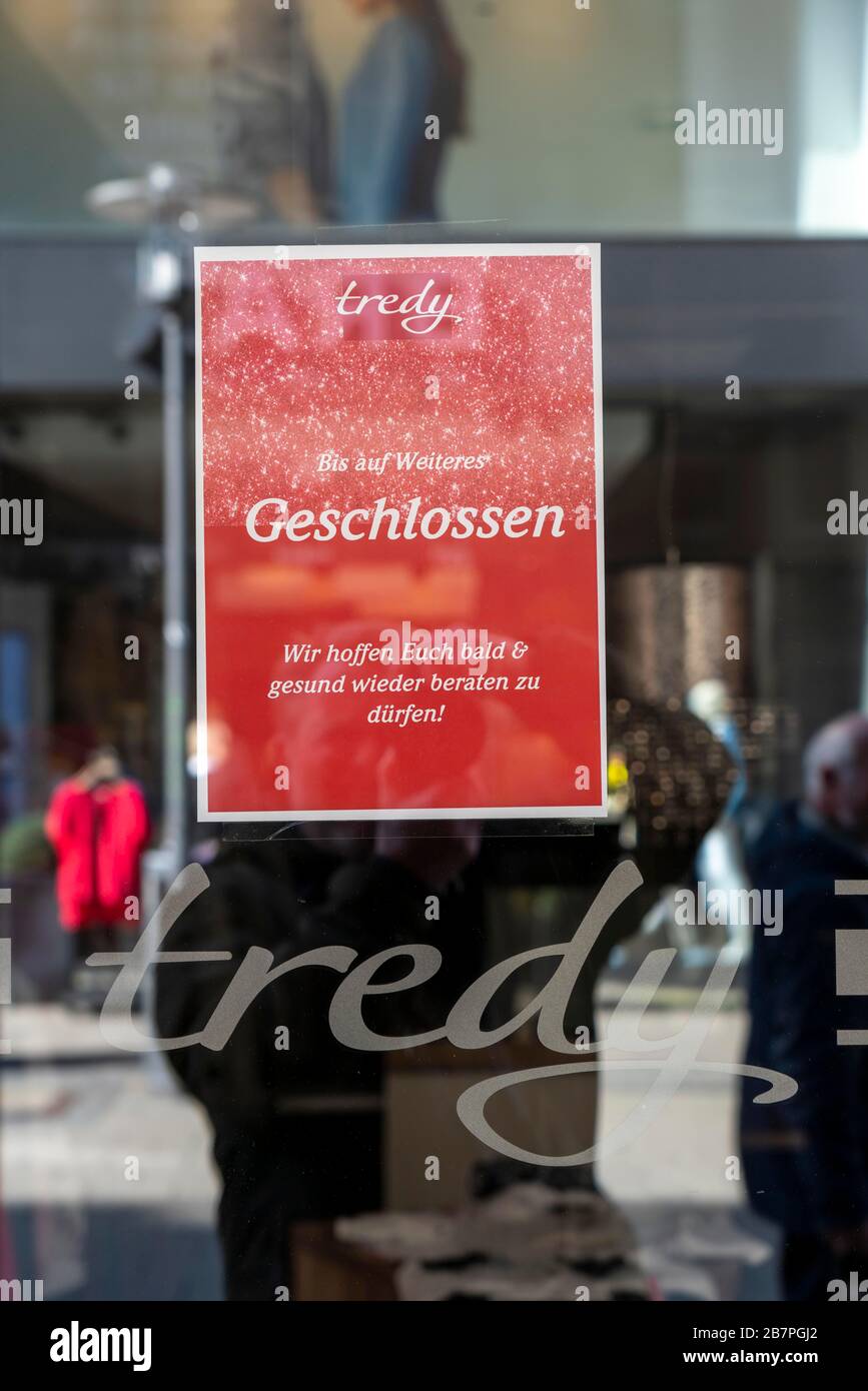 Effects of the coronavirus pandemic in Germany, Essen, closed fashion boutique, Stock Photo