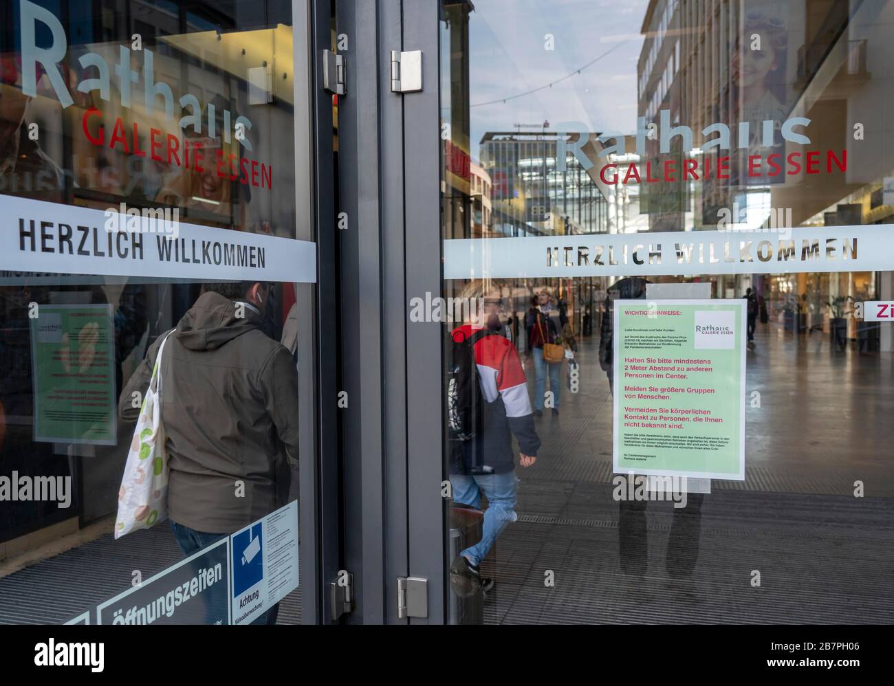 Effects of the Coronavirus Pandemic in Germany, Essen, Notes on behaviour in a shopping centre, town hall gallery, Stock Photo