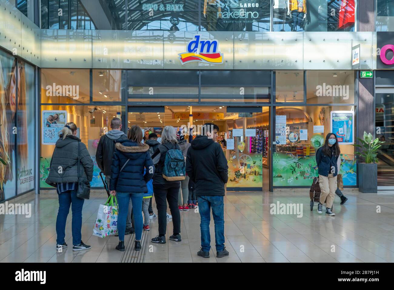 Queue shop germany hi-res stock photography and images - Alamy