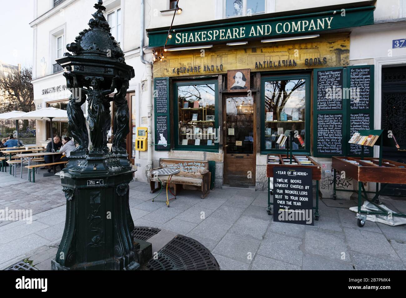 Famous english language Shakespeare and Company bookshop. Paris, France  Stock Photo - Alamy