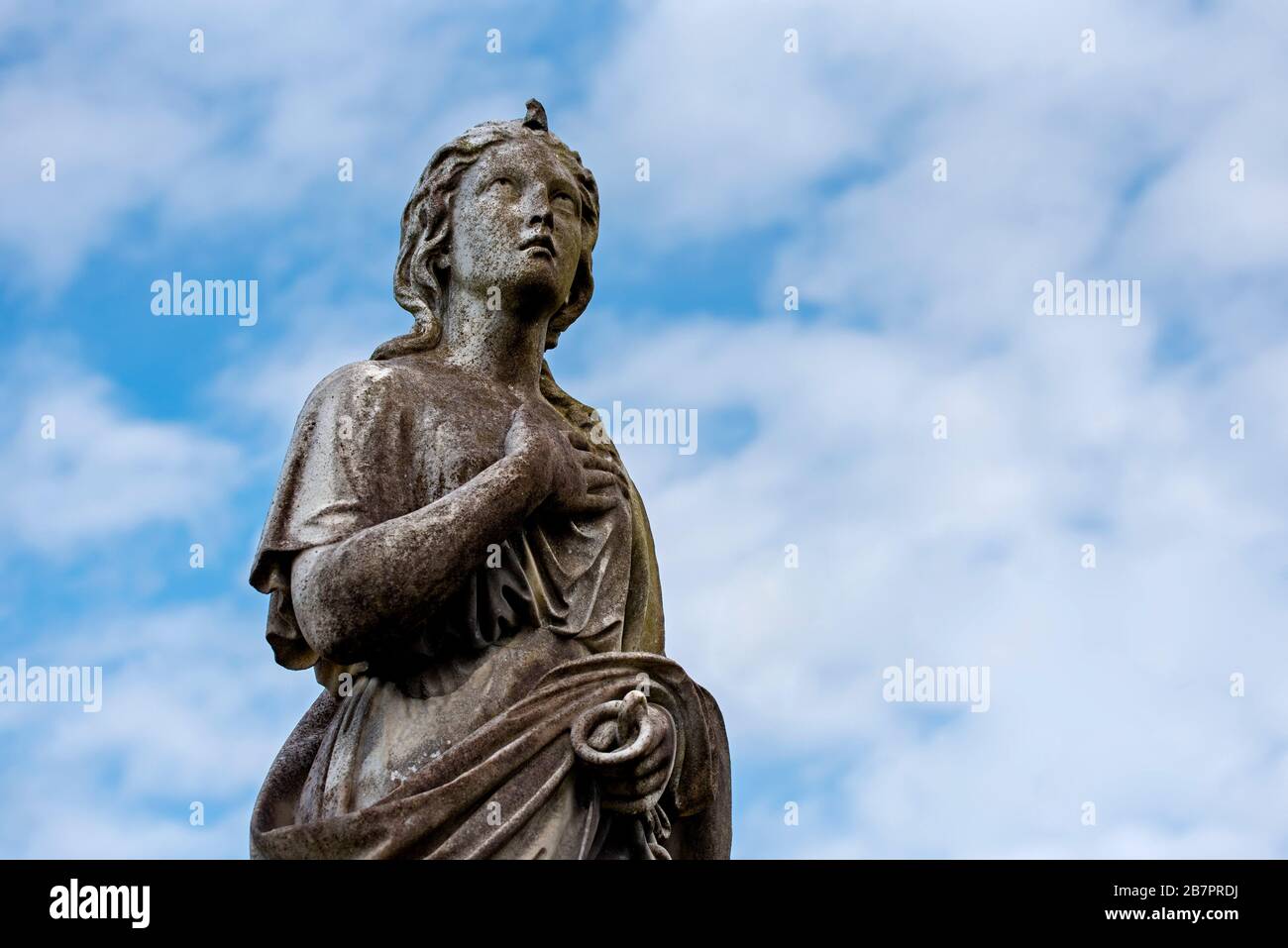 Statue of a woman in mourning looking to the heavens in Morningside Cemetery Edinburgh, Scotland. Stock Photo