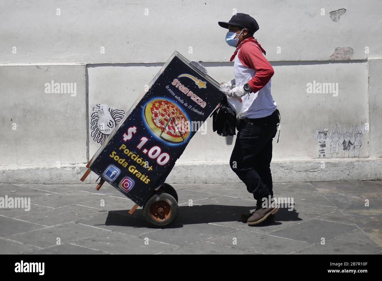 San Salvador El Salvador 17th Mar 2020 A Peddler With A Facial