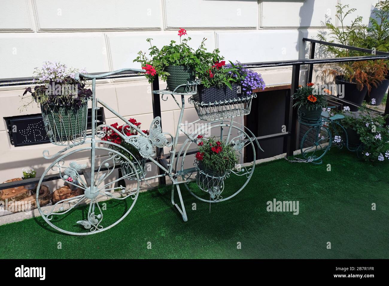 Decorative bike with baskets of flowers. Potted flowers on a bicycle ...