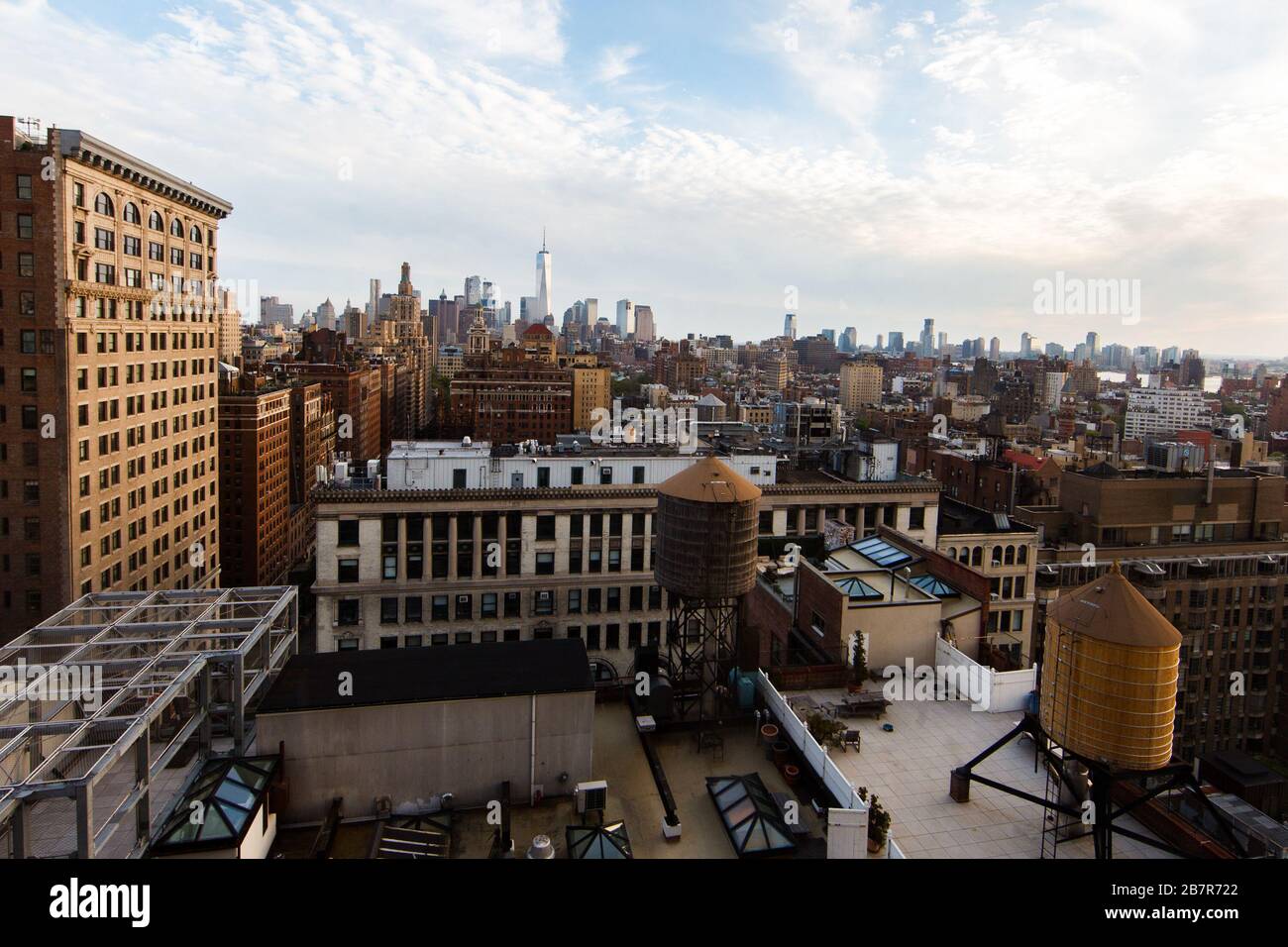 Clouds downtown manhattan skyline hi-res stock photography and images ...