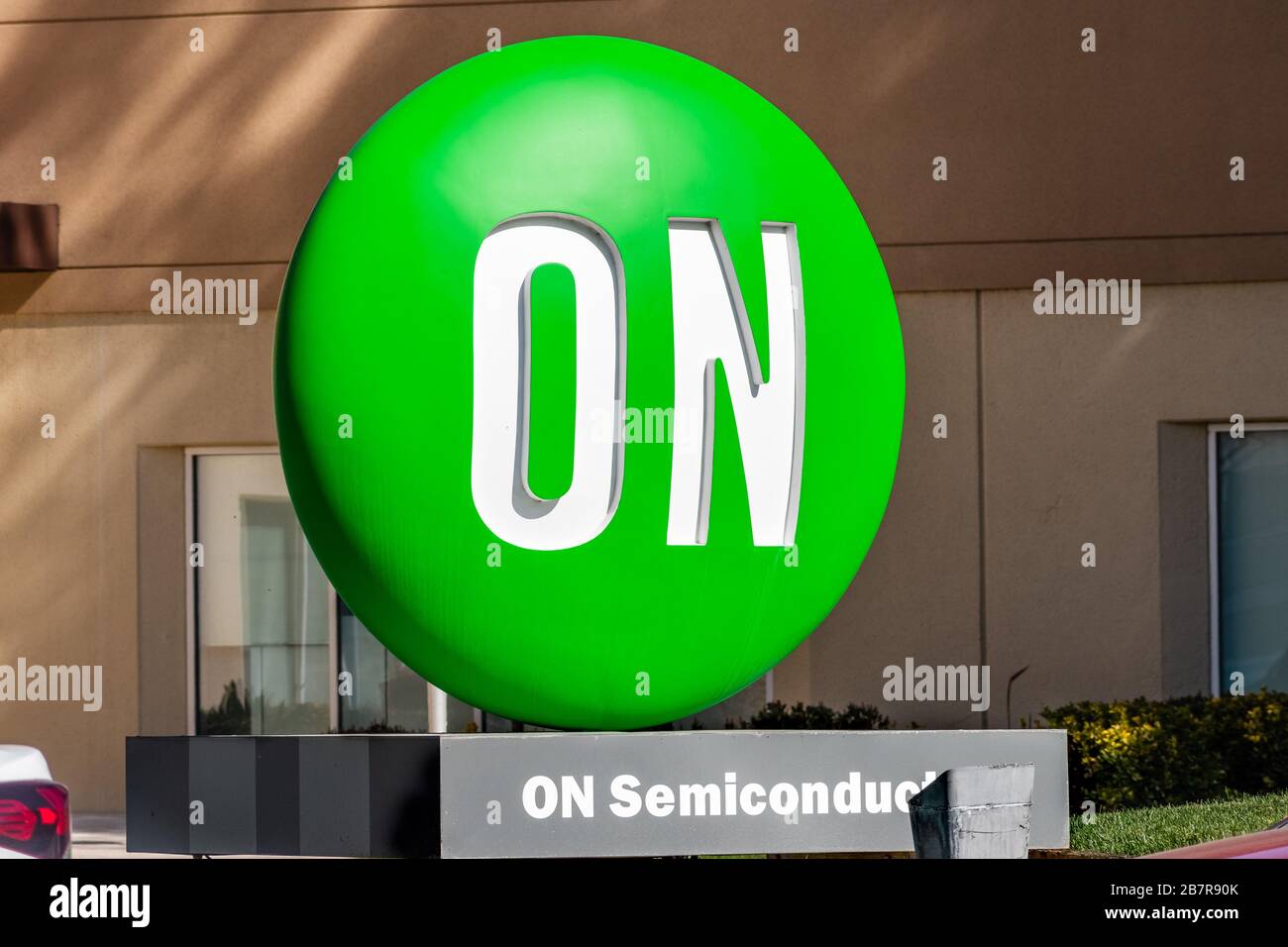 Semiconductor facility hires stock photography and images Alamy