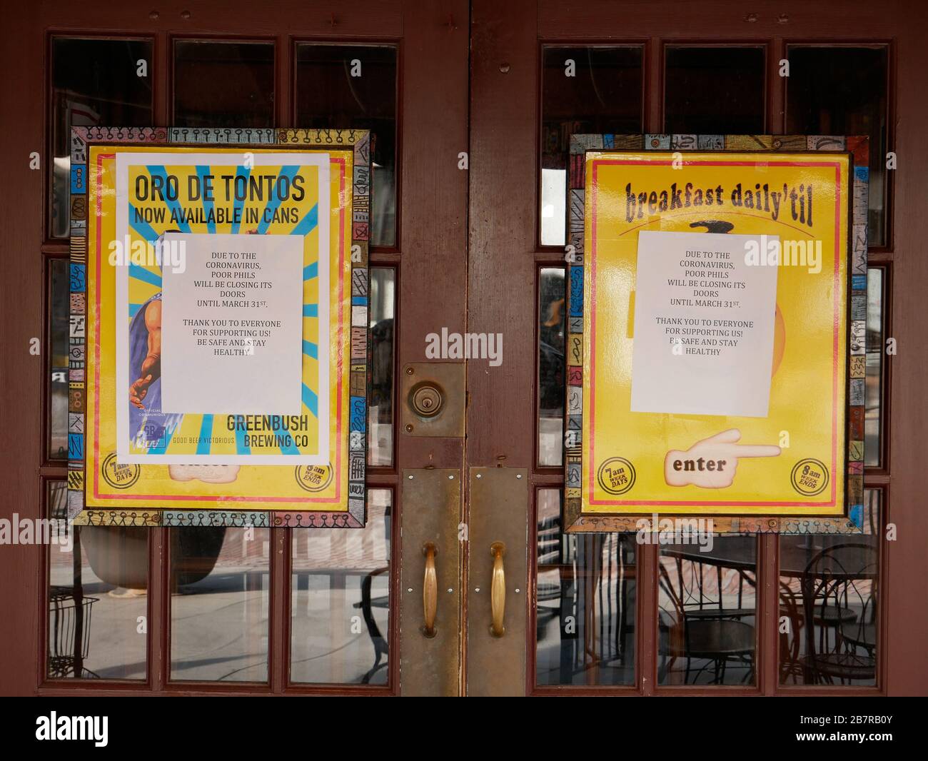 Oak Park, Illinois, USA,. 17th March 2020. Signs on the door of a pub in this western suburb of Chicago state the bar is closed until 31 March due to  the Coronavirus/COVID-19 pandemic. Governor Pritzker has ordered all bars and pubs to close in response to the crisis. Stock Photo
