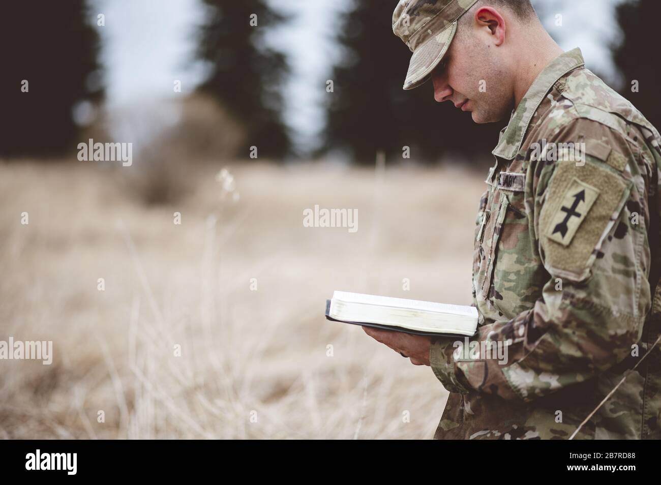 Army soldier reading bible hi-res stock photography and images - Alamy