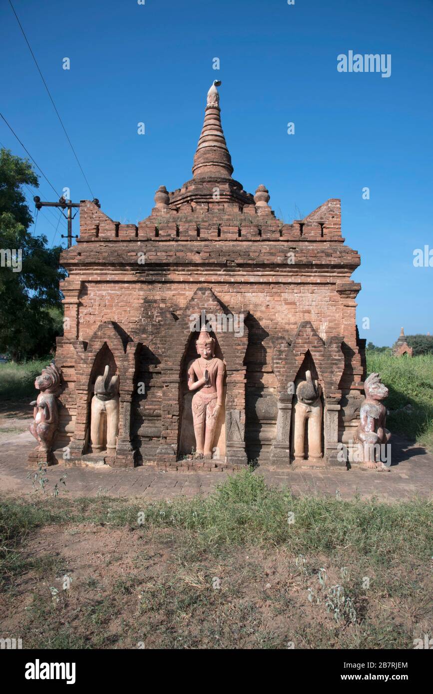 Myanmar: Bagan-  Stylized animal figures and standing deity (in central nitche) in stucco on Easter side of Phaya temple on the way to Htilo Minlo tem Stock Photo