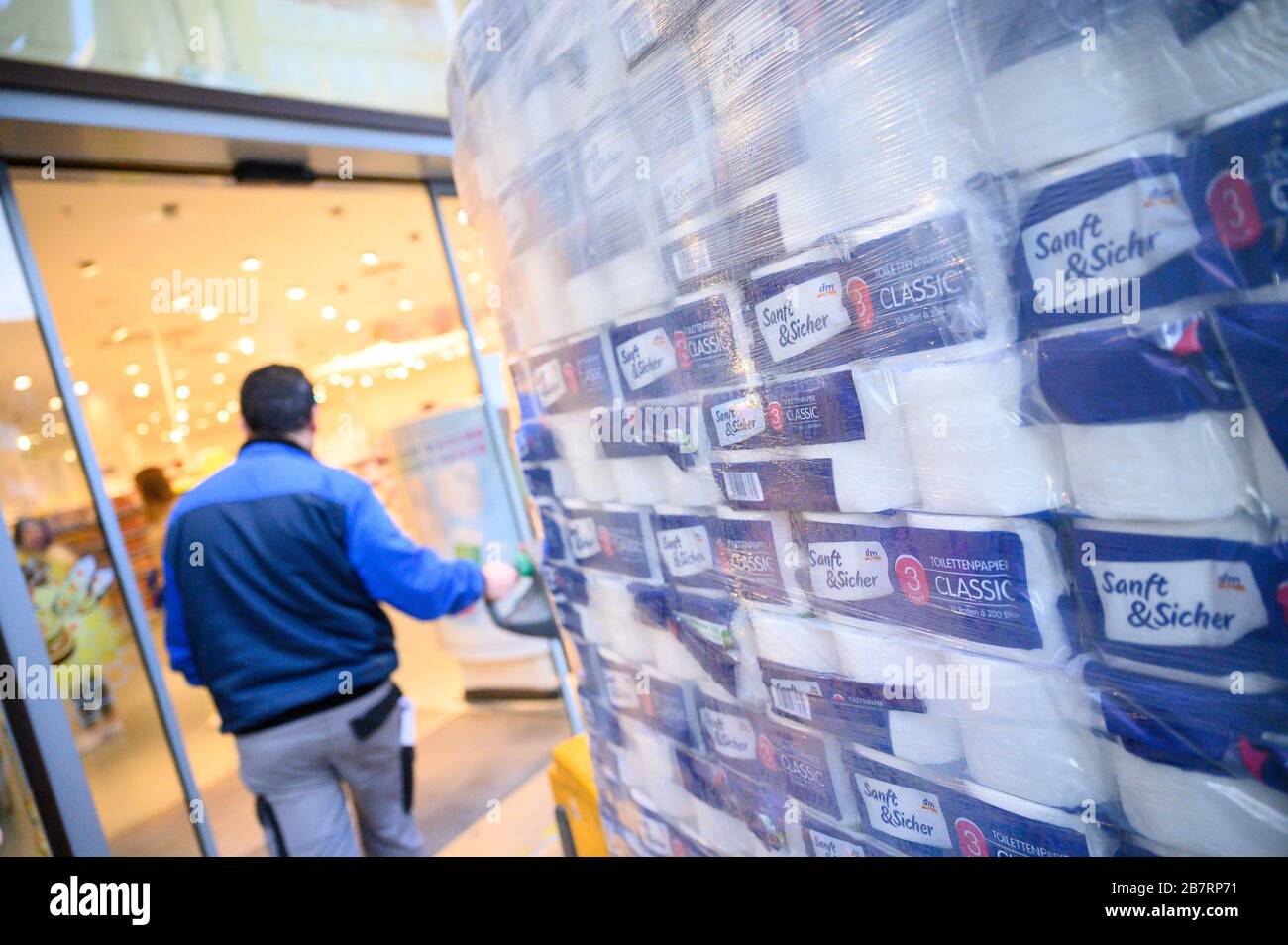 Dm Drogerie Markt High Resolution Stock Photography And Images Alamy