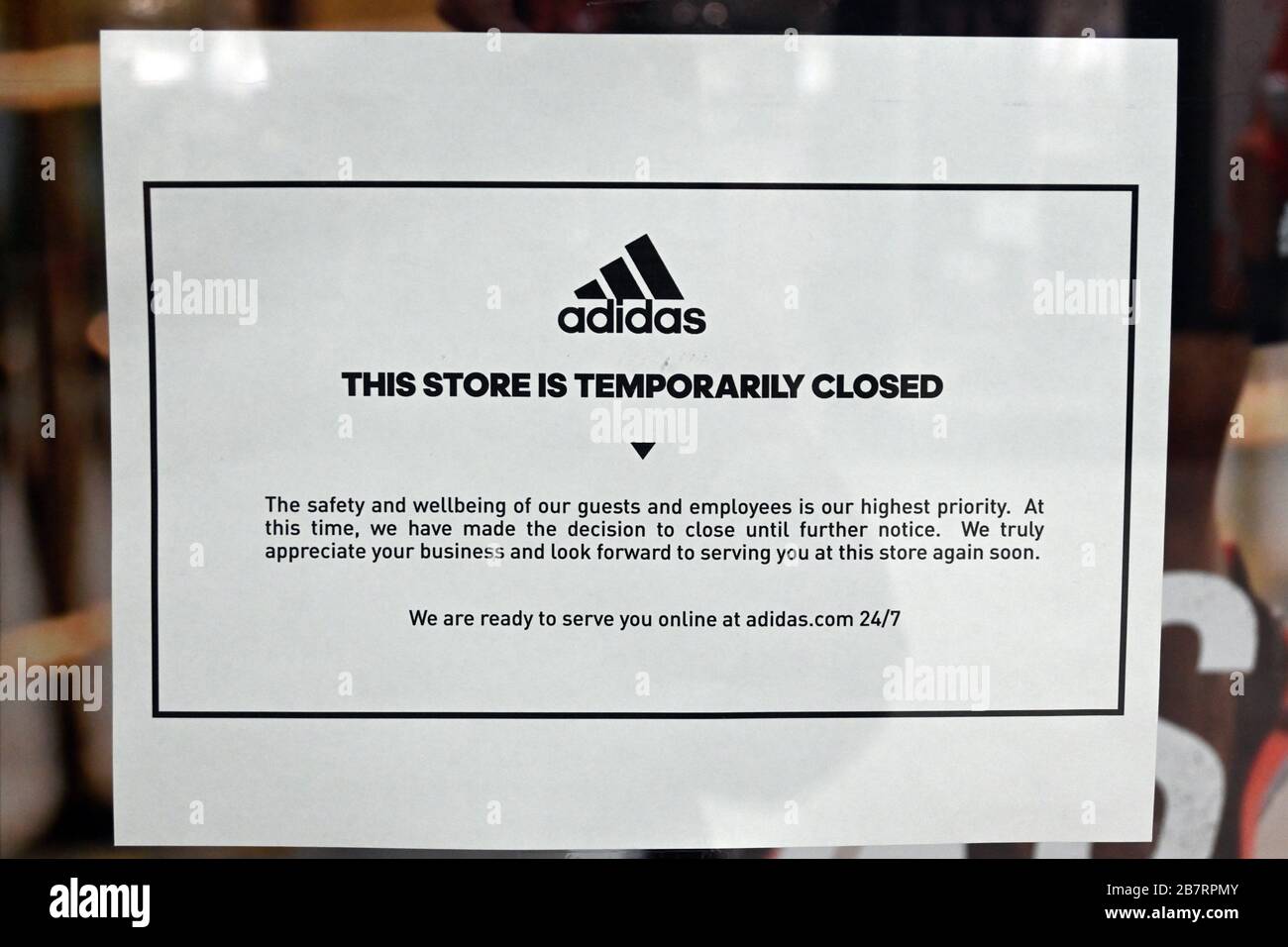 Manga parque Lejos General overall view of the closure sign at the Adidas store at the Los  Cerritos Center mall, Tuesday, March 17, 2020, in Cerritos, Calif. The  shopping center has reduced hours and stores