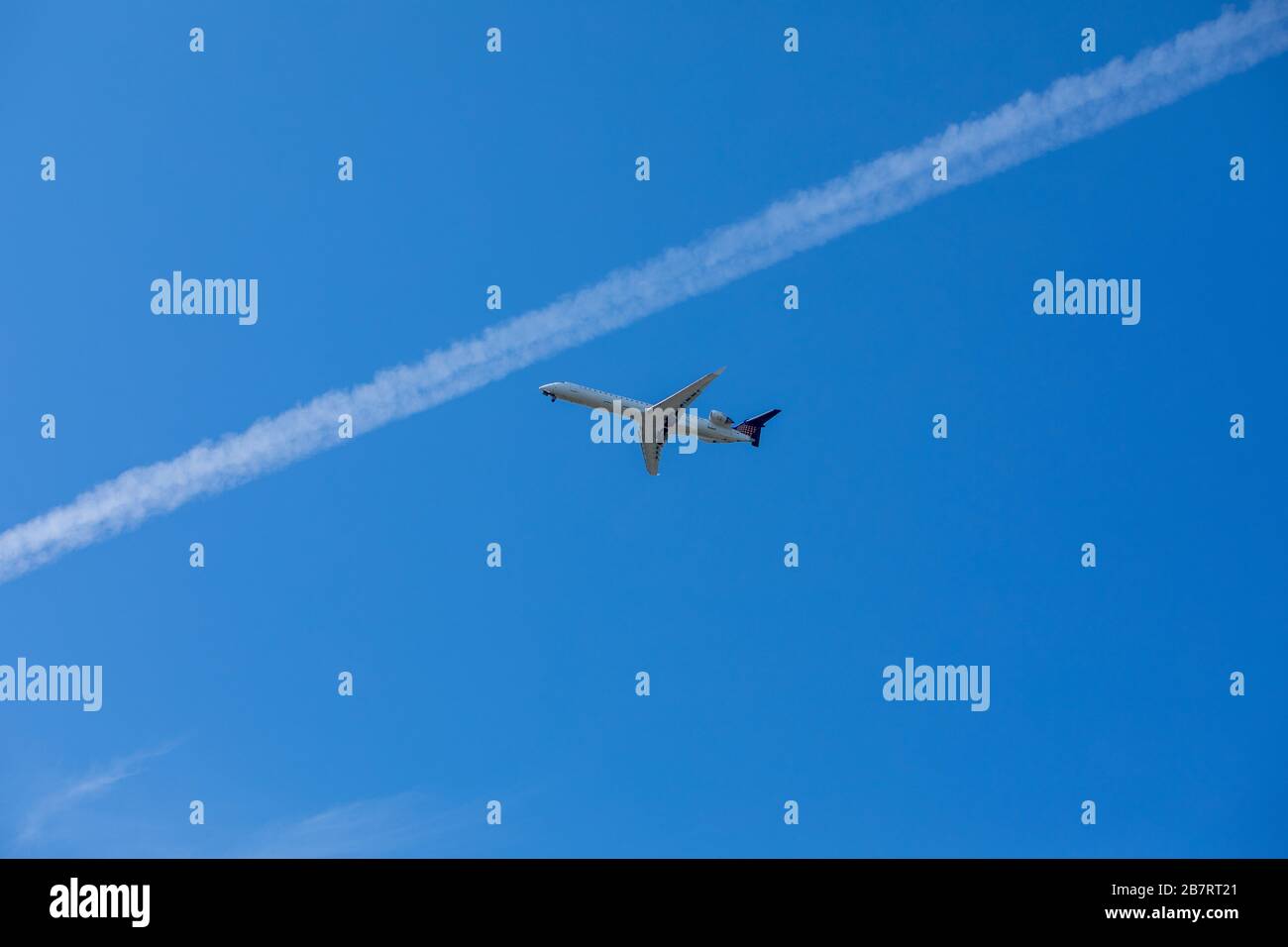 Airplane take off in slow hi-res stock photography and images - Alamy